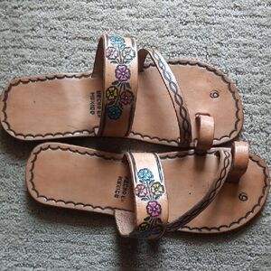 Tan Leather Sandals with Toe Ring Design